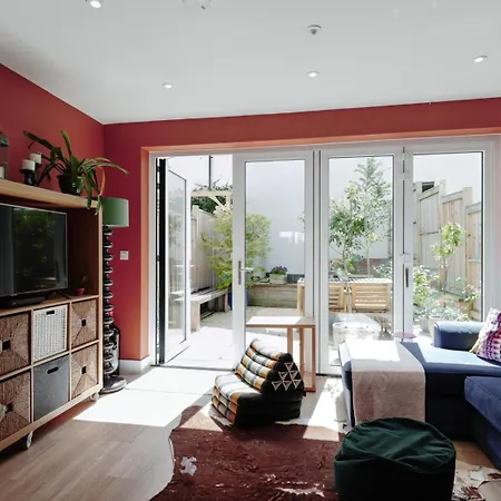 Hébergement de vacances Modern 4-bed Townhouse + Parking | St Werburgh's