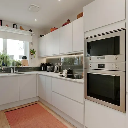 Modern 4-bed Townhouse + Parking | St Werburgh's * Bristol