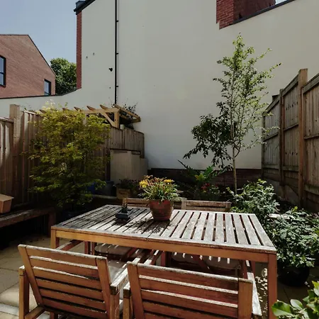 Modern 4-bed Townhouse + Parking | St Werburgh's *