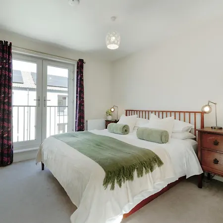 Modern 4-bed Townhouse + Parking | St Werburgh's Bristol