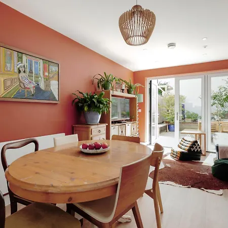 Modern 4-bed Townhouse + Parking | St Werburgh's Bristol