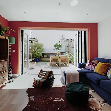 Modern 4-bed Townhouse + Parking | St Werburgh's Bristol