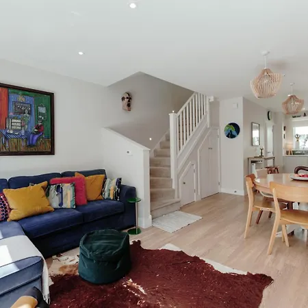 Hébergement de vacances Modern 4-bed Townhouse + Parking | St Werburgh's