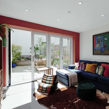 Modern 4-bed Townhouse + Parking | St Werburgh's Bristol