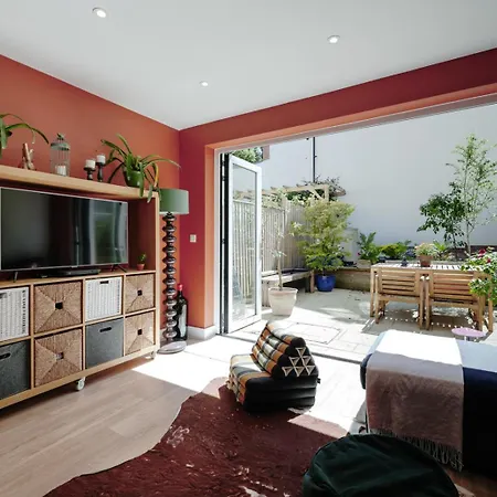 Modern 4-bed Townhouse + Parking | St Werburgh's Bristol