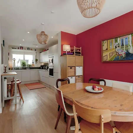 Modern 4-bed Townhouse + Parking | St Werburgh's Hébergement de vacances Bristol