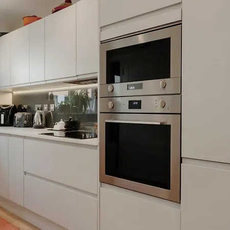 Modern 4-bed Townhouse + Parking | St Werburgh's * Bristol