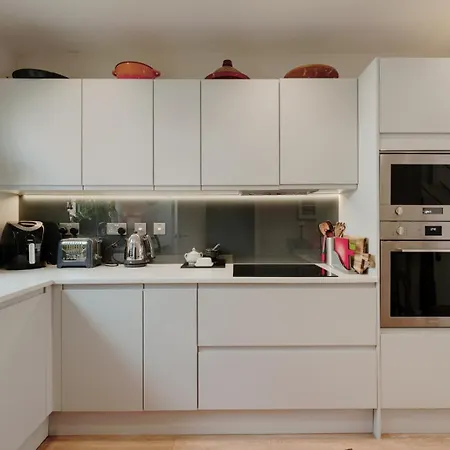 Modern 4-bed Townhouse + Parking | St Werburgh's Bristol