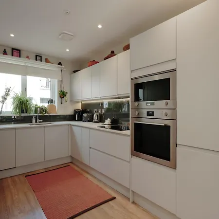 Modern 4-bed Townhouse + Parking | St Werburgh's * Bristol