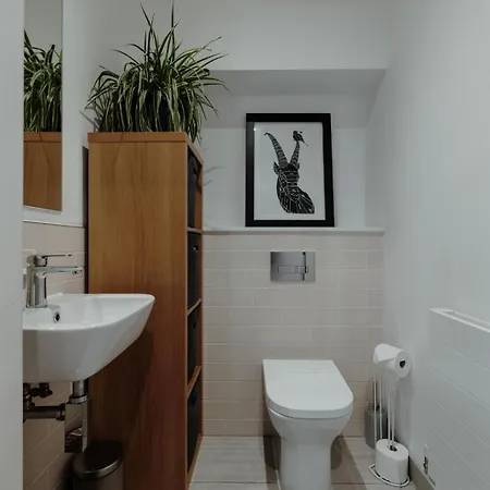 Modern 4-bed Townhouse + Parking | St Werburgh's * Bristol