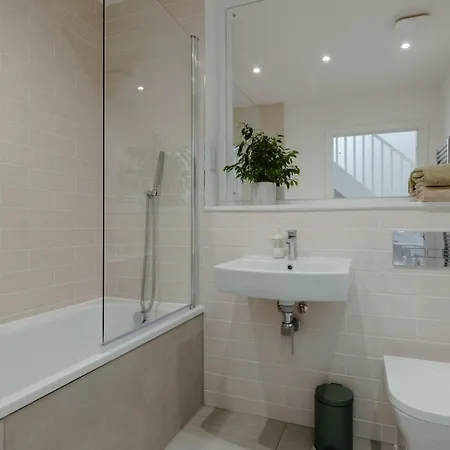 Modern 4-bed Townhouse + Parking | St Werburgh's *