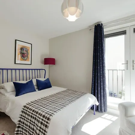 Hébergement de vacances Modern 4-bed Townhouse + Parking | St Werburgh's *