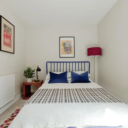 Modern 4-bed Townhouse + Parking | St Werburgh's *