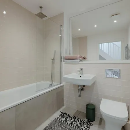Modern 4-bed Townhouse + Parking | St Werburgh's Hébergement de vacances