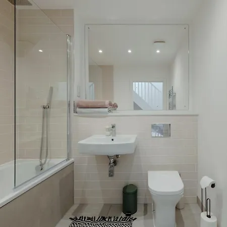 Modern 4-bed Townhouse + Parking | St Werburgh's Hébergement de vacances *