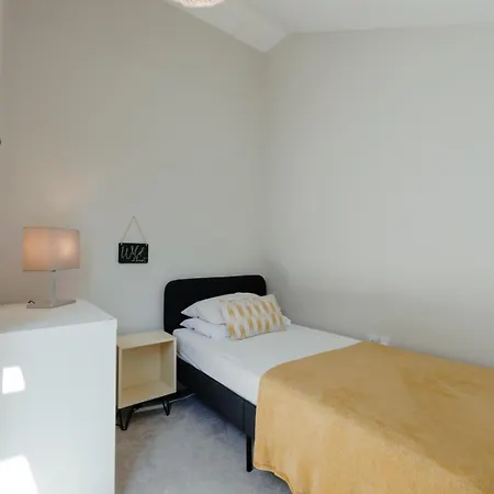 Modern 4-bed Townhouse + Parking | St Werburgh's *