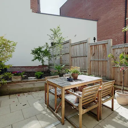 Modern 4-bed Townhouse + Parking | St Werburgh's * Bristol